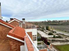 http://www.toctocinmobiliaria.es:80/imagen/imagen/150707/venta-chalet-adosado-vistahermosa.jpg